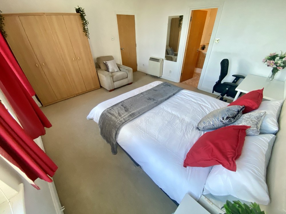 Large ensuite room in a managed JoyHomes property